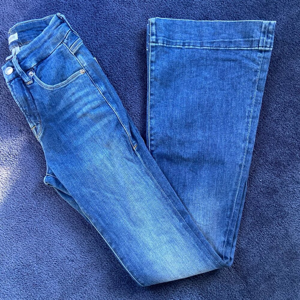 Like NEW Good American Good Flare Classic Medium-Wash Jeans – Flattering Fit 00